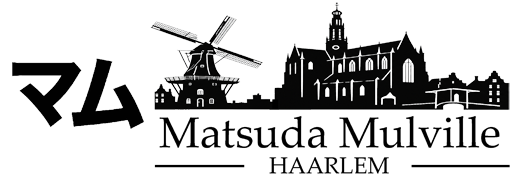 Zwart-witlogo van Matsuda Mulville consultancy met de Japanse tekens ‘MaMu’ naast het silhouet van Haarlem, met een molen, kerk en historische gebouwen. De tekst luidt ‘Matsuda Mulville Haarlem’.